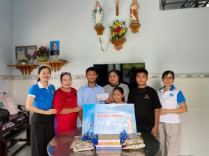 Hội Liên hiệp phụ nữ phối hợp với Chi hội Nữ trí thức phường Trảng Bom trao kinh phí thực hiện Chương trình “Mẹ đỡ đầu”