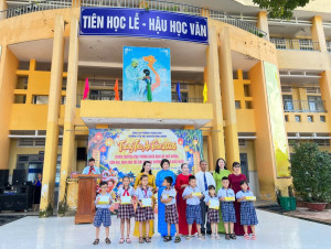 HỘI LHPN PHƯỜNG VÀ CHI HỘI NỮ TRÍ THỨC PHƯỜNG TRAO HỌC BỔNG CHO HỌC SINH CÓ HOÀN CẢNH KHÓ KHĂN