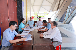 Người dân phấn khởi đến đăng ký lắp đặt đồng hồ nước sạch
