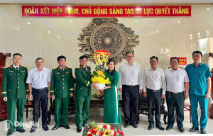 Lãnh đạo phường Trảng Dài thăm và chúc mừng các đơn vị Quân đội