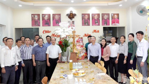 Đảng ủy - HĐND - UBND - Ủy ban MTTQ Việt Nam phường Trảng Dài thăm và tặng quà chúc mừng Lễ Giáng sinh năm 2025