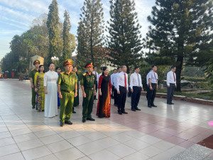 Đảng ủy, HĐND, UBND, UBMTTQVN phường Trảng Dài viếng Nghĩa...