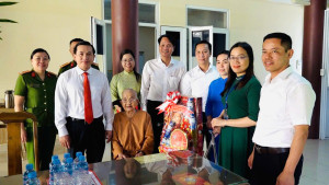 UBND phường Trảng Dài thăm, tặng quà Mẹ Việt Nam Anh hùng và các hộ nghèo nhân dịp mừng Đảng, mừng Xuân Bính Ngọ 2026