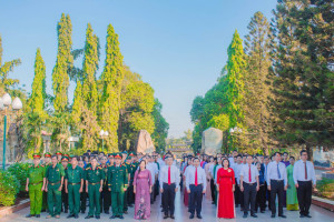 Cán bộ, đảng viên và nhân dân phường Trảng Dài tham dự Lễ viếng