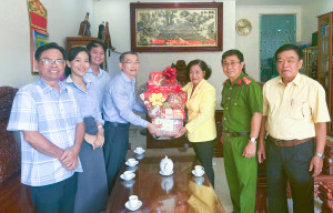 Lãnh đạo Đảng ủy phường Trảng Dài thăm, tặng quà các đồng chí nguyên lãnh đạo và đảng viên cao tuổi Đảng nhân dịp Tết Nguyên đán Bính Ngọ 2026