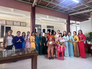 PHƯỜNG TRẢNG DÀI THĂM, TẶNG QUÀ MẸ VIỆT NAM ANH HÙNG VÀ HỘI VIÊN PHỤ NỮ CÓ HOÀN CẢNH KHÓ KHĂN