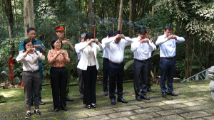 Dâng hương tưởng niệm tại Nghĩa trang Trung ương Cục miền Nam