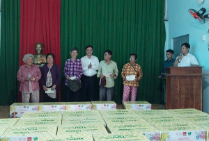 Trao quà hỗ trợ các hộ khó khăn tại ấp Suối Tượng, xã Trị An