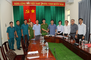 lãnh đạo Đảng ủy, UBND xã đã làm việc với lực lượng Quân sự và Công an xã sau khi sáp nhập địa giới hành chính