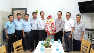 Lãnh đạo xã Trị An thăm, tặng quà các cơ sở Công giáo, Tin lành trên địa bàn