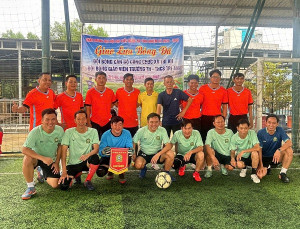 Sôi nổi trận giao lưu bóng đá giữa CBCCVC xã và giáo viên trường TH - THCS Trị An