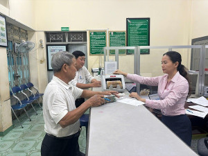 Phòng giao dịch Ngân hàng chính sách xã hội Vĩnh Cửu giải ngân món vay đầu tiên cho học sinh, sinh viên, học viên thạc sĩ, nghiên cứu sinh học các ngành khoa học, công nghệ, kỹ thuật và toán