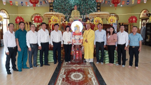 Thăm, tặng quà các cơ sở tôn giáo nhân dịp lễ Vu Lan