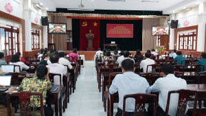 Đảng viên xã Trị An theo dõi trực tiếp chương trình Đại hội...