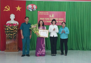 Trao Huy hiệu 30 năm tuổi Đảng cho đảng viên tại Chi bộ ấp Hiếu Liêm