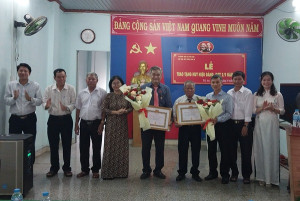 Trao huy hiệu đảng cho đảng viên đợt 2/9/2025 cho đảng viên ấp Vĩnh An 6