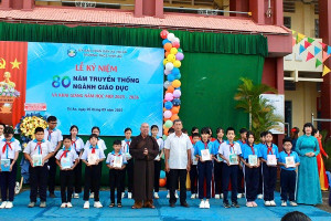 Thượng tọa Thích Thiện Thuận trao tặng 6.000 quyển tập cho học sinh xã Trị An