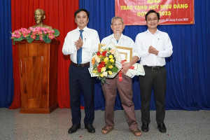 Trị An: Trao Huy hiệu Đảng đợt 2/9 cho 13 đảng viên