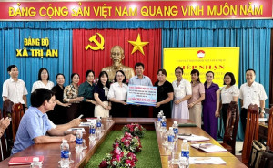 UBMTTQ Việt Nam xã Trị An tiếp nhận hỗ trợ Nhân dân khắc phục thiệt hại do bão số 10