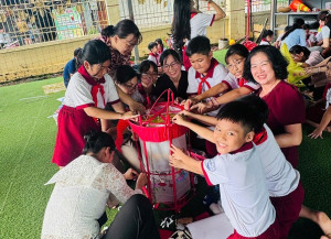 Rộn ràng sắc màu Trung thu ở Trường Tiểu học Cây Gáo A