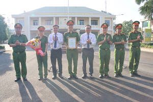 Khen thưởng Công an xã Trị An vì kịp thời ngăn chặn vụ lừa đảo qua mạng
