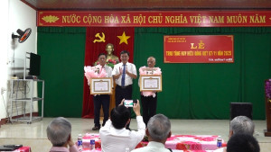 Trao Huy hiệu Đảng cho các đảng viên trên địa bàn xã Trị An đợt 7/11/2025