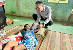 Thăm, tặng quà nhân Ngày Quốc tế Người khuyết tật