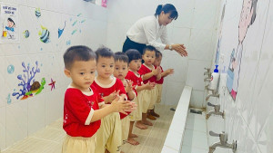 Chủ động phòng, chống bệnh cúm và tay chân miệng tại Trường Mầm non Sơn Ca