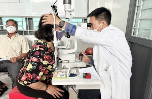 Khám mắt miễn phí cho gần 400 người dân xã Trị An