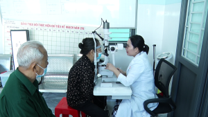 Khám mắt, phát thuốc miễn phí cho gần 200 người dân xã Trị An