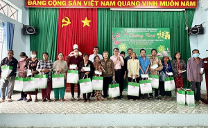 Tặng quà tết nguyên đán cho người dân có hoàn cảnh khó khăn