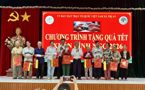 Tặng quà cho người cao tuổi có hoàn cảnh khó khăn