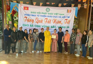 Trao 200 phần quà Tết cho hộ khó khăn