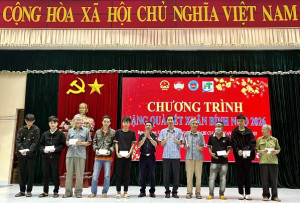 Trao 205 phần quà Tết cho hộ nghèo và gia đình chính sách