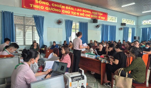 Phòng giao dịch NHCSXH Vĩnh Cửu thực hiện giao dịch phiên cuối năm trước kỳ nghỉ tết Nguyên Đán Bính Ngọ 2026