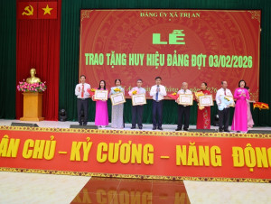 Họp mặt kỷ niệm 96 năm Ngày thành lập Đảng Cộng sản Việt Nam và trao tặng Huy hiệu Đảng đợt 03/02/2026