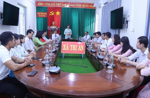 Lãnh đạo UBND xã chúc tết cán bộ, viên chức Trung tâm Dịch vụ Tổng hợp nhân dịp đầu xuân 2026