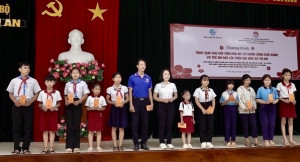 Trao 125 phần quà cho trẻ mồ côi và phụ nữ có hoàn cảnh khó khăn