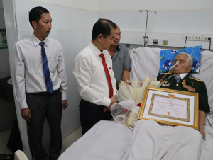 Trao Huy hiệu 70 năm tuổi Đảng cho đảng viên Lê Duy Chín – Anh hùng lực lượng vũ trang nhân dân tại Bệnh viện Đa khoa Thống Nhất.