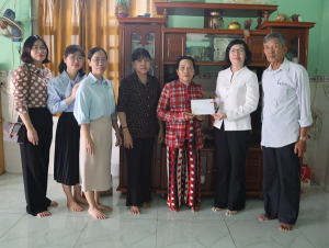 Phó Bí thư, Chủ tịch UBND xã Nguyễn Thị Dung thăm, chúc Tết gia đình chính sách