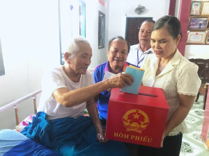 Mang thùng phiếu đến tận nhà để cử tri sức khỏe yếu thực hiện quyền bầu cử