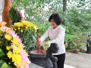 Thanh niên xã Trị An viếng nhà bia sẵn sàng nhập ngũ