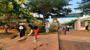 Trường Tiểu học Kim Đồng ra quân vệ sinh môi trường, chung tay xây dựng khu dân cư sáng – xanh – sạch – đẹp