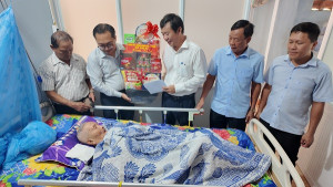 Thăm, tặng quà người có công với cách mạng nhân kỷ niệm 51 năm Ngày giải phóng miền nam (30/4/1975 – 30/4/2026)