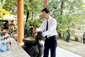 DÂNG HƯƠNG TƯỞNG NIỆM CÁC ANH HÙNG LIỆT SĨ TẠI CÁC NHÀ BIA GHI DANH TRÊN ĐỊA BÀN XÃ