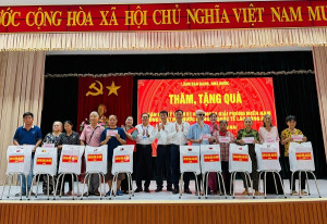 Trao tặng 25 phần quà của Đảng và Nhà nước cho hộ gia đình khó khăn nhân dịp kỷ niệm 30-4 và 1/5