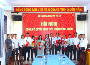 UBND xã Trị An công bố quyết định tiếp nhận công chức