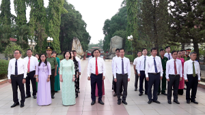 Lãnh đạo xã Trị An viếng Nghĩa trang Liệt sĩ nhân kỷ niệm 51 năm Ngày Giải phóng miền Nam, thống nhất đất nước
