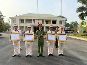 CÔNG AN PHƯỜNG TRỊ AN TỔ CHỨC LỄ CHÀO CỜ THÁNG 5 VÀ TRAO TẶNG HUY CHƯƠNG CỦA CHỦ TỊCH NƯỚC