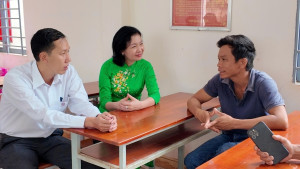 UBND Phường Trị An nắm bắt tình hình các hộ dân nuôi cá bè bị thiệt hại